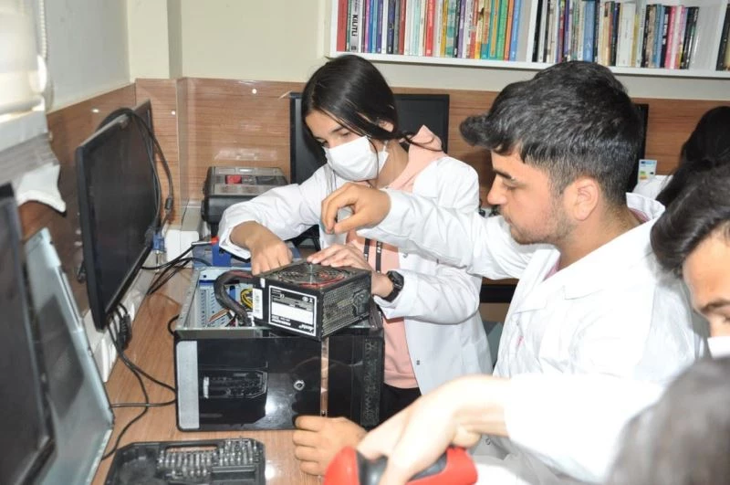 Atıl durumdaki bilgisayarları tamir eden öğrencilerden örnek hareket