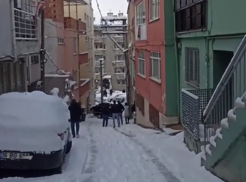 Bursa’da kayan araç doğalgaz kutusuna çarptı
