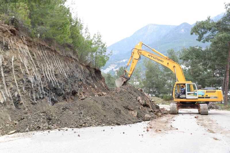 Alanya Dimçayı Acınar Yolu’nda yol genişletme çalışması
