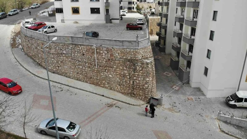 12 katlı binanın istinat duvarında oluşan çatlaklar endişelendirdi
