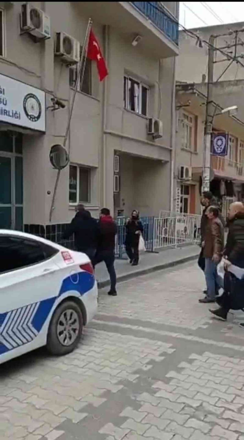 Ehliyet ve SRC sınavlarına özel kopya düzeneği hazırlayan 3 şüpheliden 1’i tutuklandı
