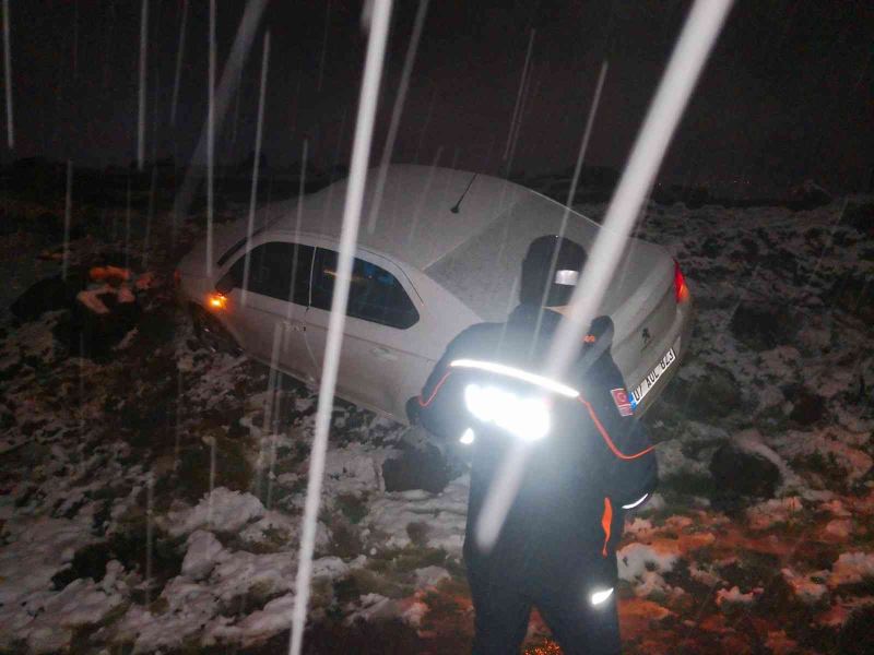 Yoğun kar yağışı nedeniyle kayarak yol dışına çıkan aracı AFAD kurtardı
