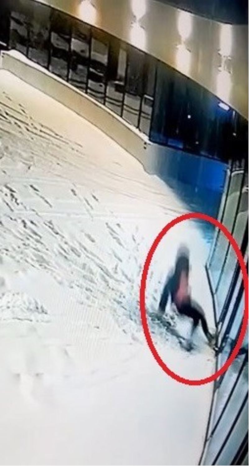 Bursa’da buzda ayağı kayıp düştü, o anlar kamerada
