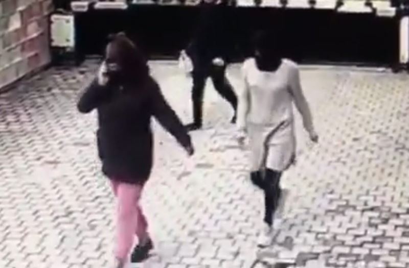 Bursa’da peçeli kadın hırsızlar kamerada
