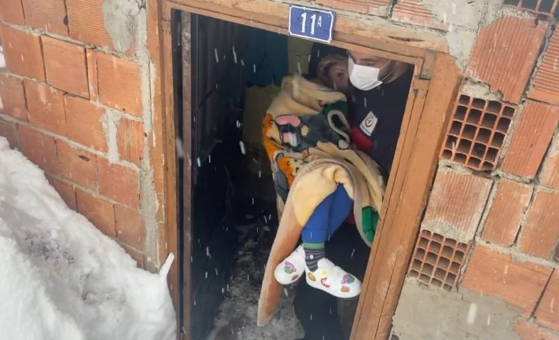 UMKE ekipleri karla kaplı köydeki çocuk hasta için seferber oldu
