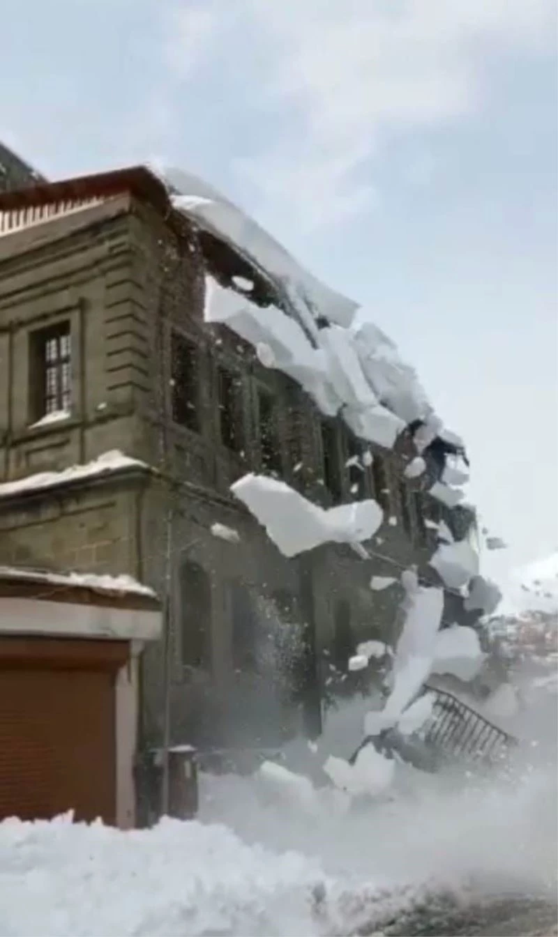 Kar kütlesi demir korkulukları yerinden söktü
