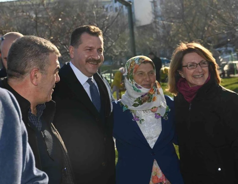 Başkan Yılmaz, Erdek’te sıkılmadık el bırakmadı
