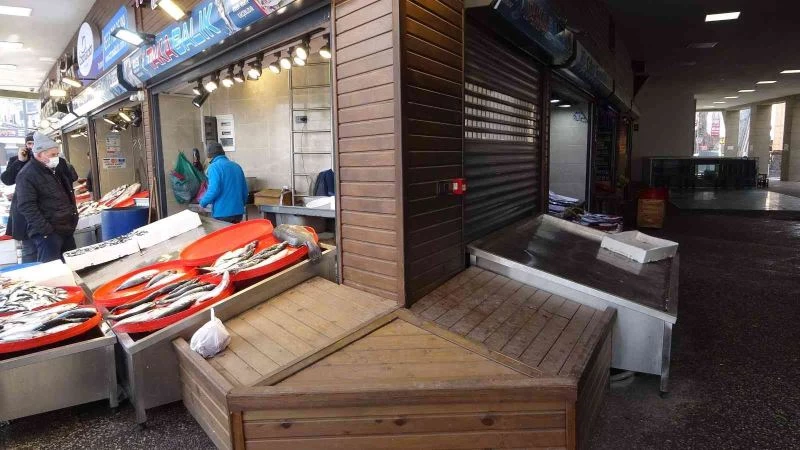 Kar ve soğuk hava balık tezgâhlarını olumsuz etkiledi
