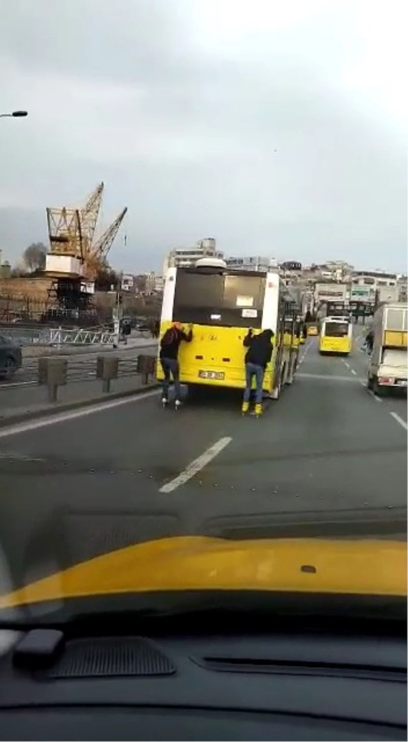 Unkapanı köprüsü’nde gençlerin tehlikeli  yolculuğu kamerada
