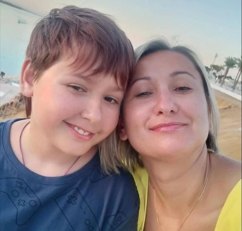 Rus bombardımanında ölen Ukraynalı anne ve oğul yaşadıkları sitenin bahçesine gömüldü
