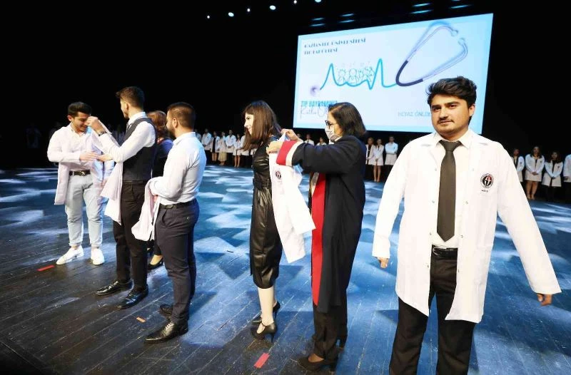 GAÜN’de hekim adaylarının beyaz önlük giyme heyecanı
