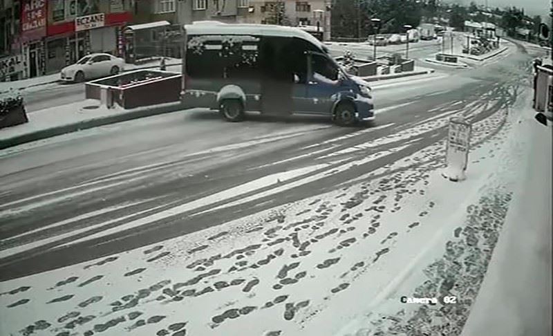 Sürücülerin buzlu yollardaki ecel terleri güvenlik kameralarına yansıdı
