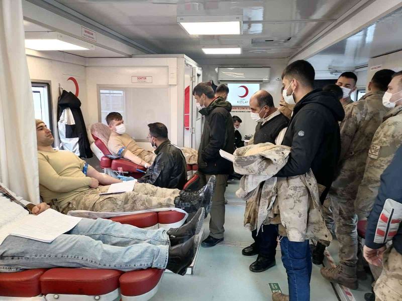 Jandarma personellerinden Kızılay’a kan bağışı
