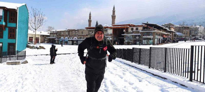 (Özel) Kar kış dinlemiyor; her gün işten evine koşarak gidiyor
