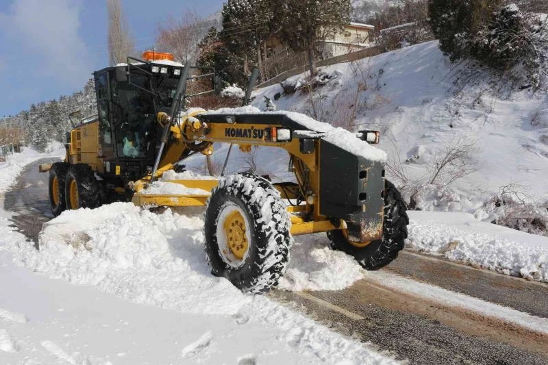 Antalya Büyükşehirden  Alanya, Gündoğmuş ve İbradı’da kar temizleme çalışması
