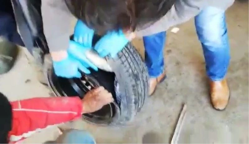 Araç lastiğinde uyuşturucu sevkiyatı yapanlar polisten kaçamadı
