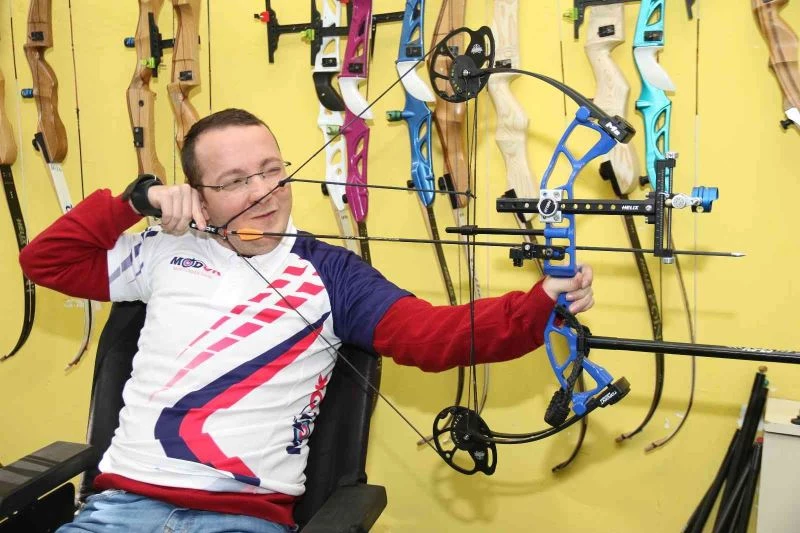  Tekerlekli sandalyede oturarak ‘hedefi 12’den vurmak için mücadele ediyor
