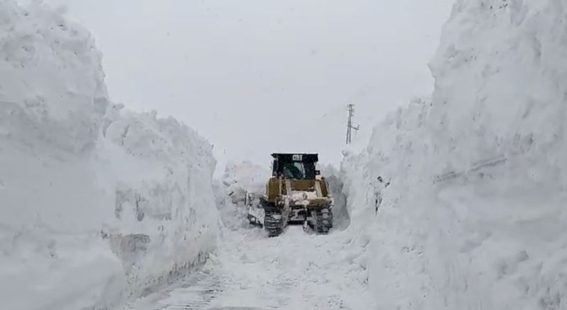 Mart ayında iş makinelerinin boyunu geçen kar ile mücadele
