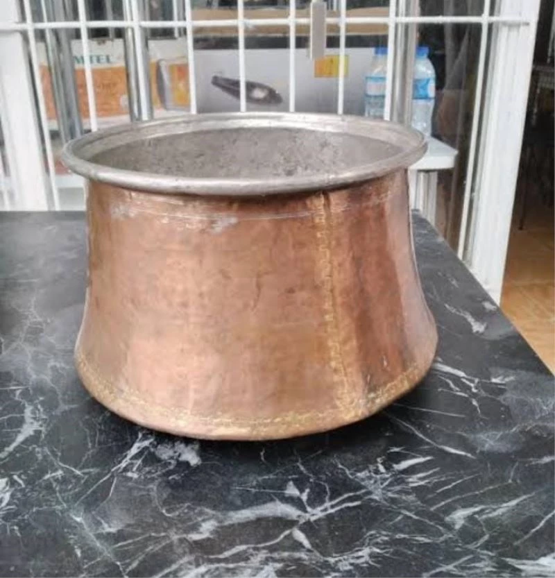 Fare gibi girdikleri bağ evinden 10 bin liralık kazan çaldılar
