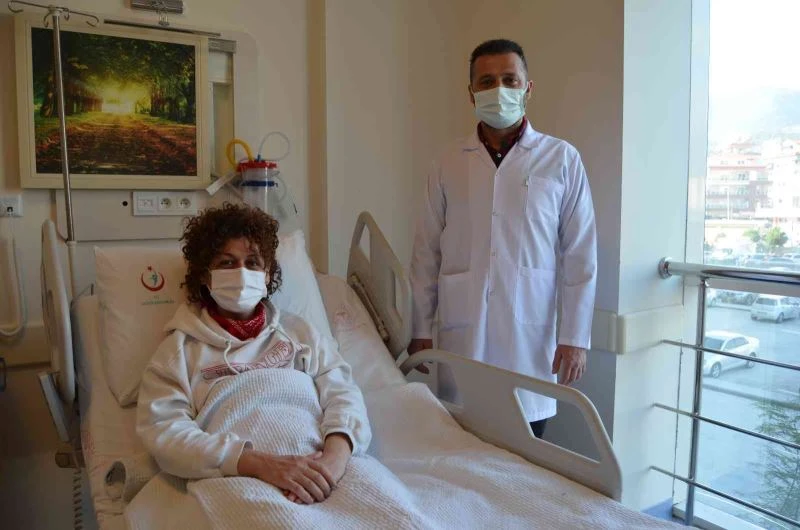 20 yıldır idrar yapmakta zorlanan kadına ağız mukozasından idrar yolu yapıldı
