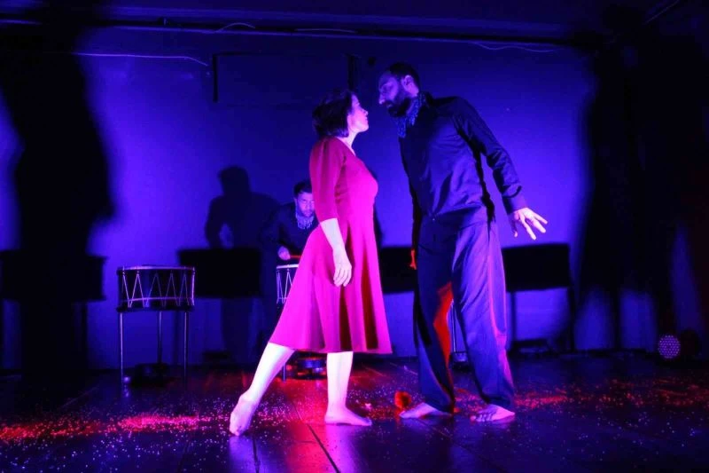 Kürtçe sahnelenen tiyatro oyununa yoğun ilgi
