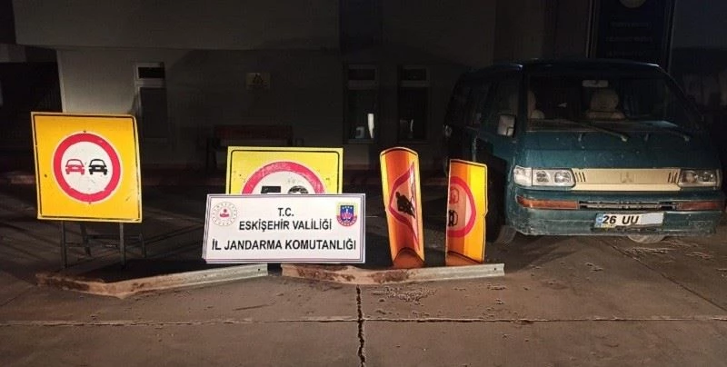 Trafik levhalarını çalmak isterken suçüstü yakalandı
