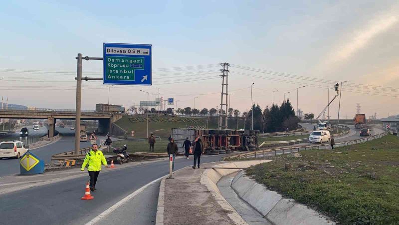 Hammadde yüklü tır yol ayrımında devrildi
