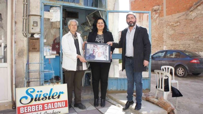 Söke’nin 83 yaşındaki berberi Halil Arabacı’yı duygulandıran sürpriz
