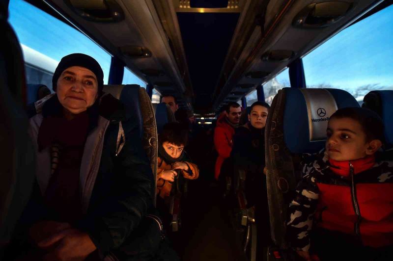 Ukrayna’dan tahliye edilen bir grup Ahıska Türkü, Erzincan’a ulaştı
