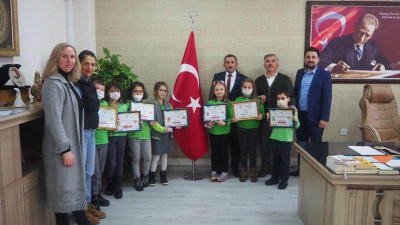 Türkiye ve dünya birincisi unvanlı öğrenciler başarılarını müdür Erdoğan ile paylaştı
