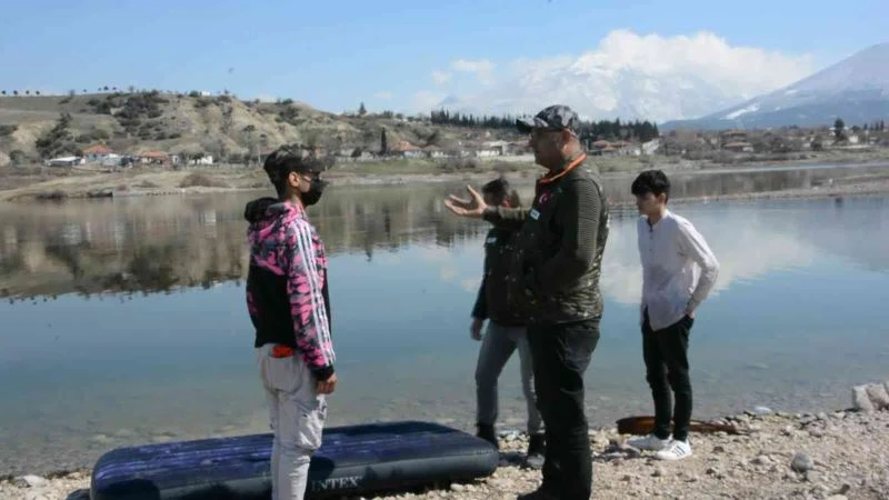 Adrenalin olsun diye şişme yatakla baraj gölüne girdiler
