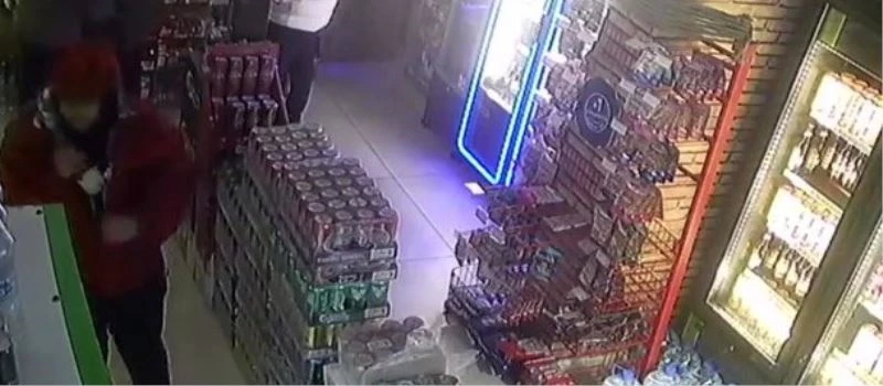 Çekmeköy’de tekel bayisinde perdeleme yöntemiyle içki çalan şahıslar kamerada
