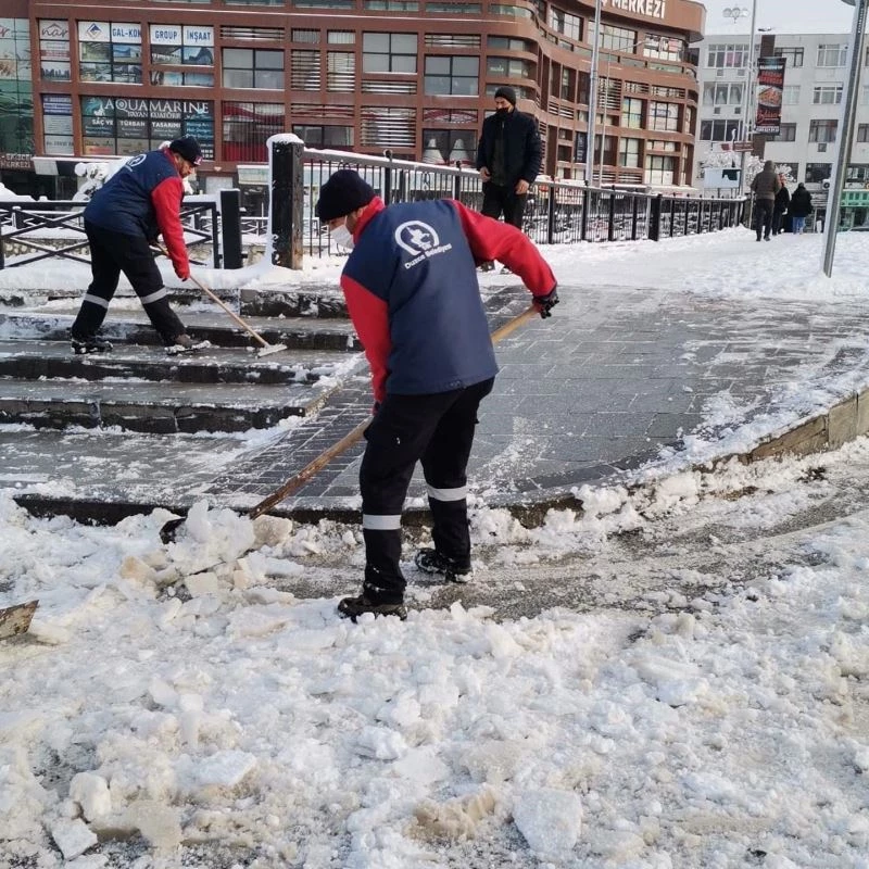 Ekipler sabaha kadar karla mücadele ediyor
