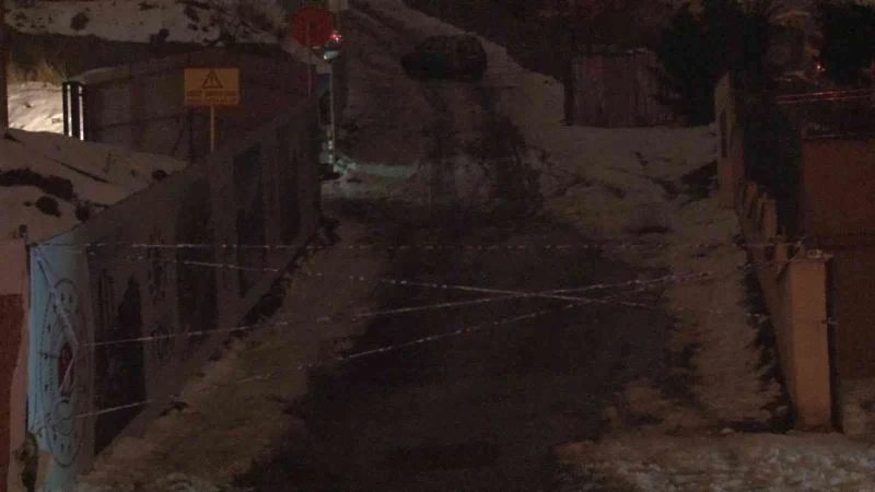 Gaziosmanpaşa’da kar ve buz kaplı yokuşta otomobil kaldı
