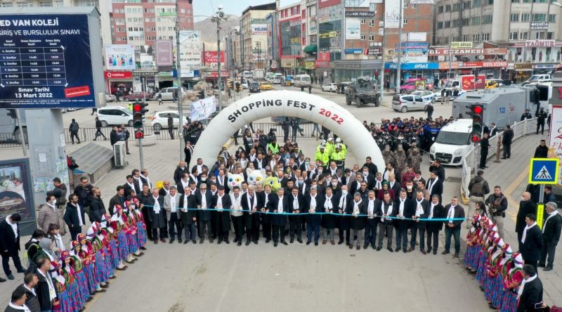 Van’da ‘alışveriş festivali’ renkli görüntülerle başladı
