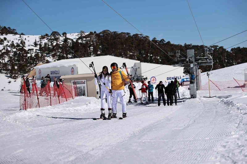 Türkiye’nin dört bir yanından gelen kayakseverler karın tadını çıkardı
