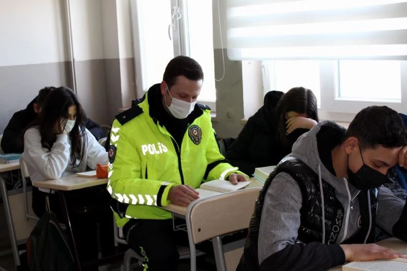 Polisler okul sıralarına geri döndü
