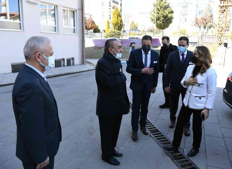 Uşak’ta diyabet hastası 75 çocuğa sensörlü glikoz ölçüm cihazı verildi
