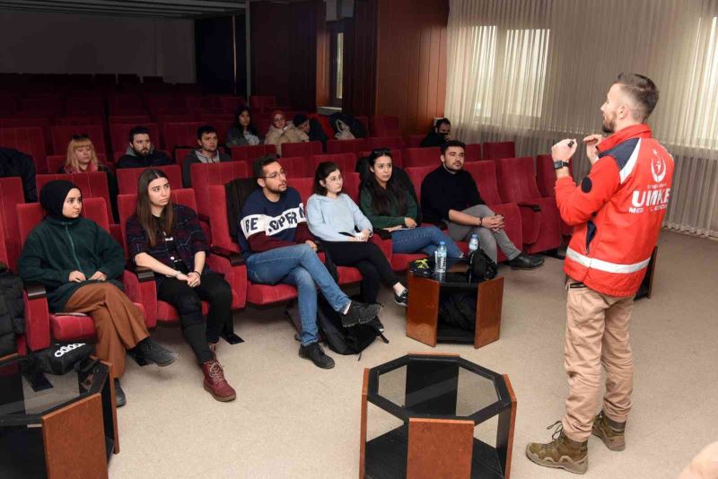 Afyonkarahisar’da üniversite öğrencilerine ‘İlk yardım’ eğitimi verildi
