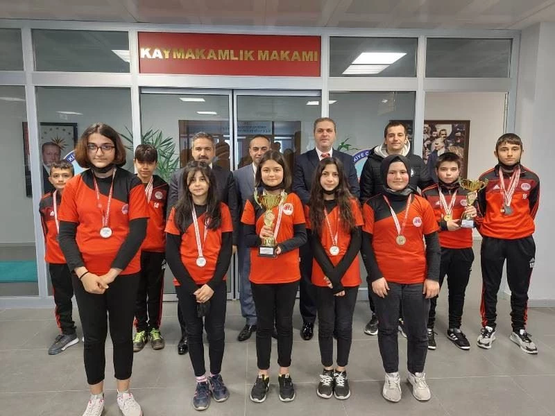 Şampiyon öğrenciler başarılarını Kaymakam ile paylaştı
