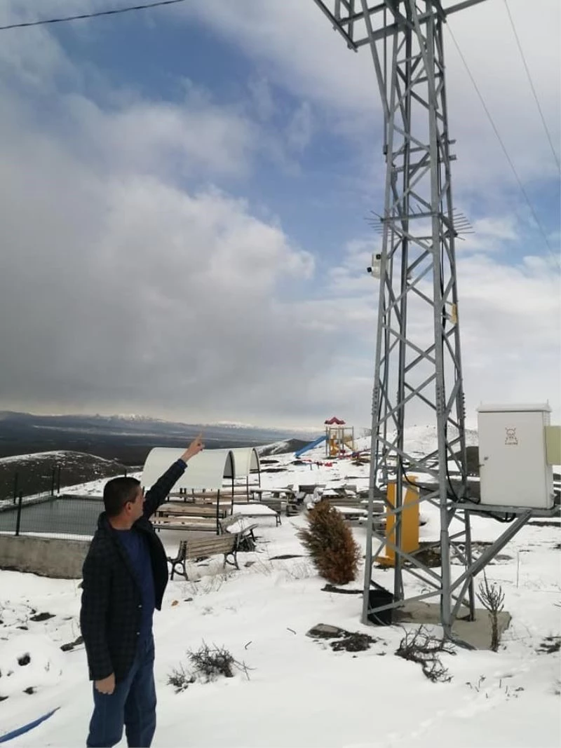 Hırsız ve definecilerden usanan muhtar köyün girişine kamera taktırdı
