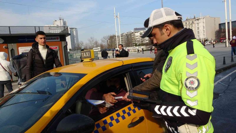 Taksim’deki denetimlerde taksicilere ceza yağdı
