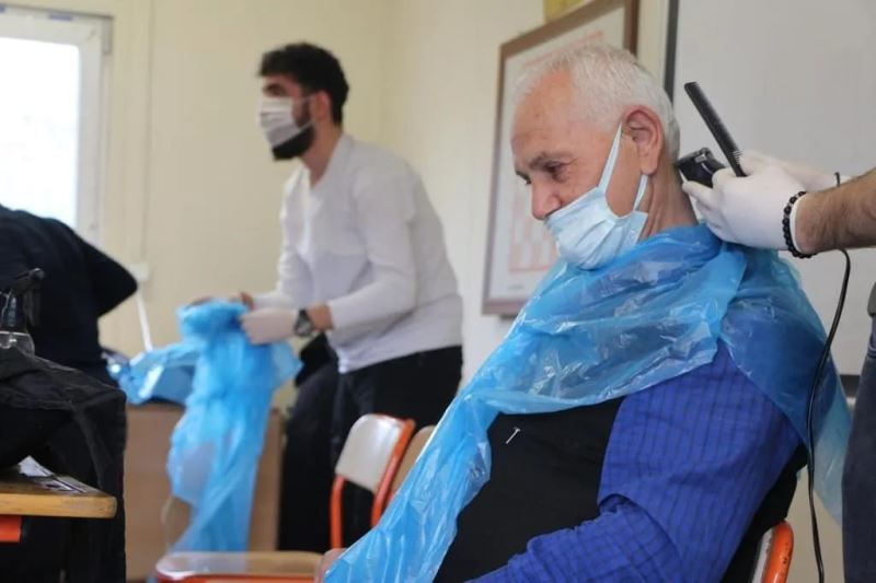 Hatay’da gönüllü berber ve kuaförler 450 sığınmacıyı tıraş etti
