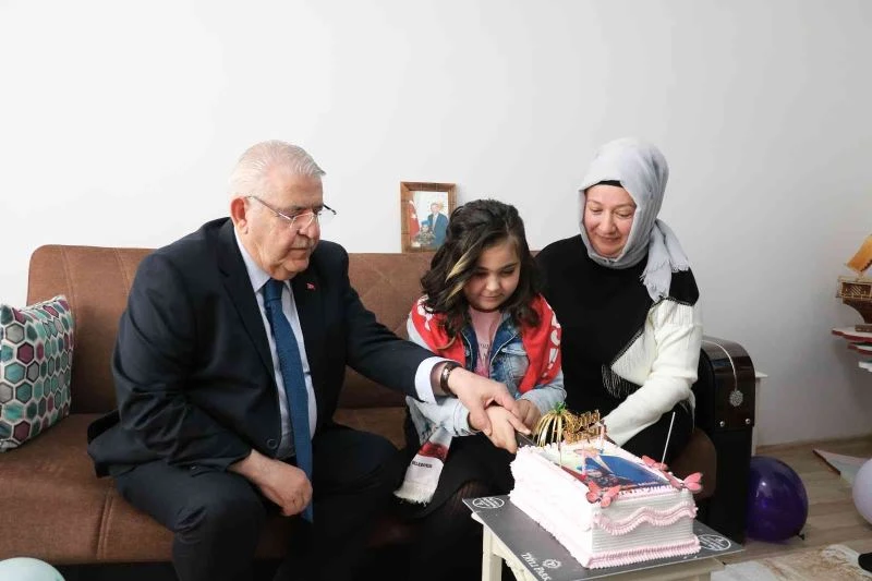 Epilepsi hastası İkra’ya doğum günü sürprizi
