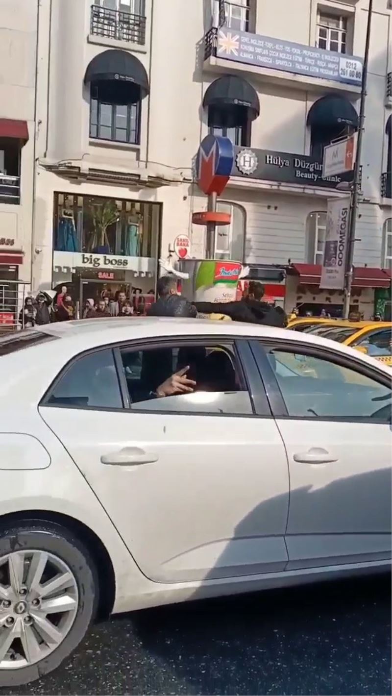 Osmanbey’de trafikte kavga kamerada: Yumruk darbesiyle yere savruldu
