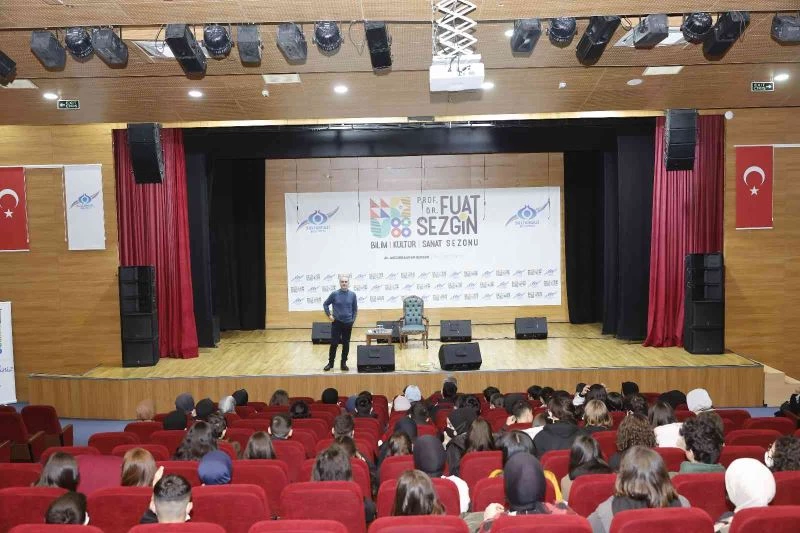 Sevilen Edebiyatçı Tarık Tufan Sultangazi’de gençlerle buluştu
