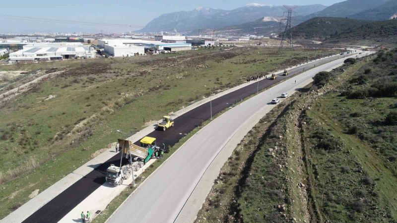 Büyükşehirden Akgedik TOKİ’ye 65 bin metrekarelik sıcak asfalt
