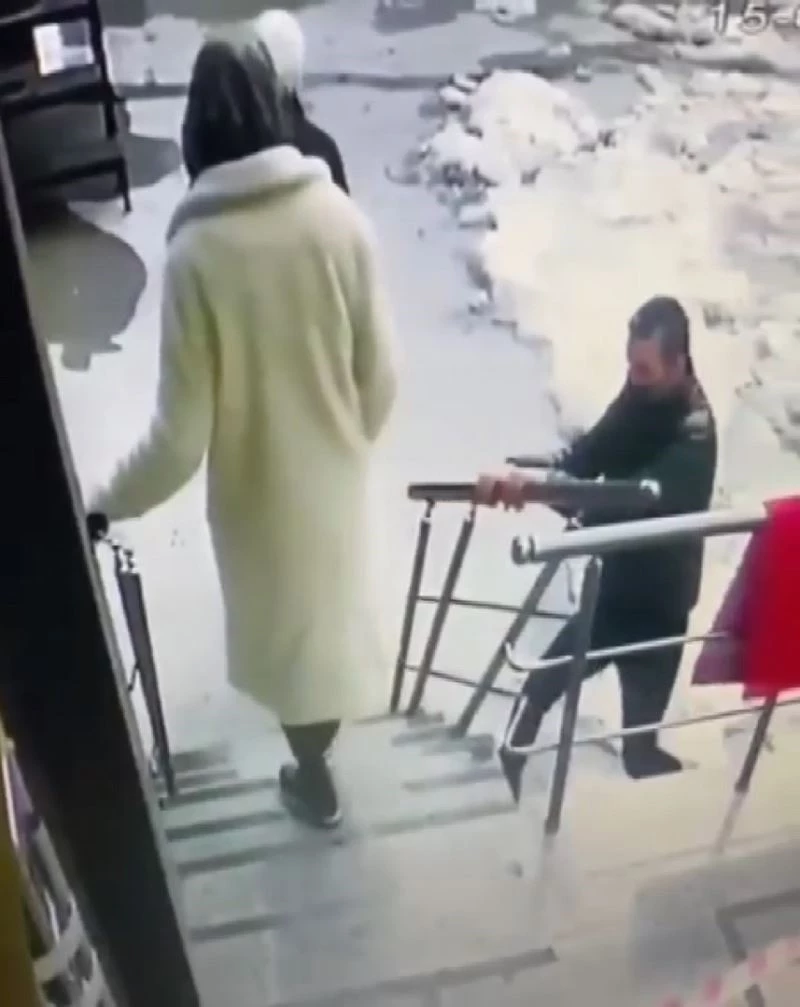 Ümraniye’de hırsız, kimseye aldırış etmeden demir korkulukları çaldı
