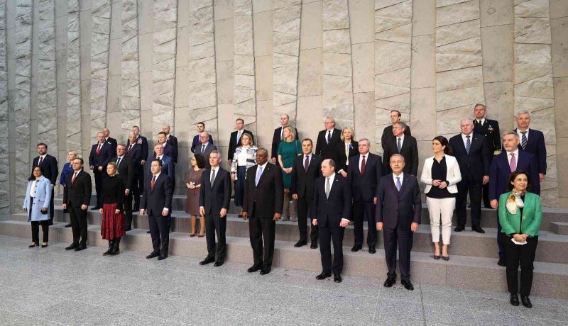 Bakan Akar, NATO Savunma Bakanlarının aile fotoğrafına katıldı
