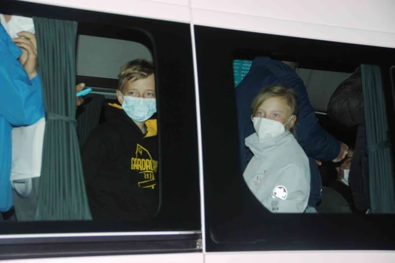 Ukrayna’ya dönemeyen minik yelkencilere Bodrum sahip çıktı
